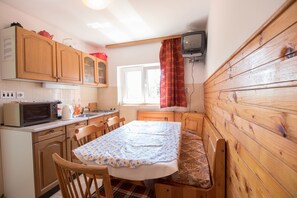 Eigene Küche | Kühlschrank, Herdplatte, Espressomaschine, Wasserkocher