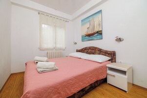 Apartment (A1) | 5 bedrooms, iron/ironing board, free WiFi