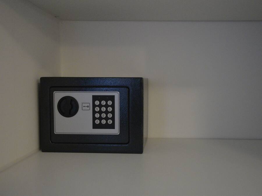 Cerradura electrónica en una pared.