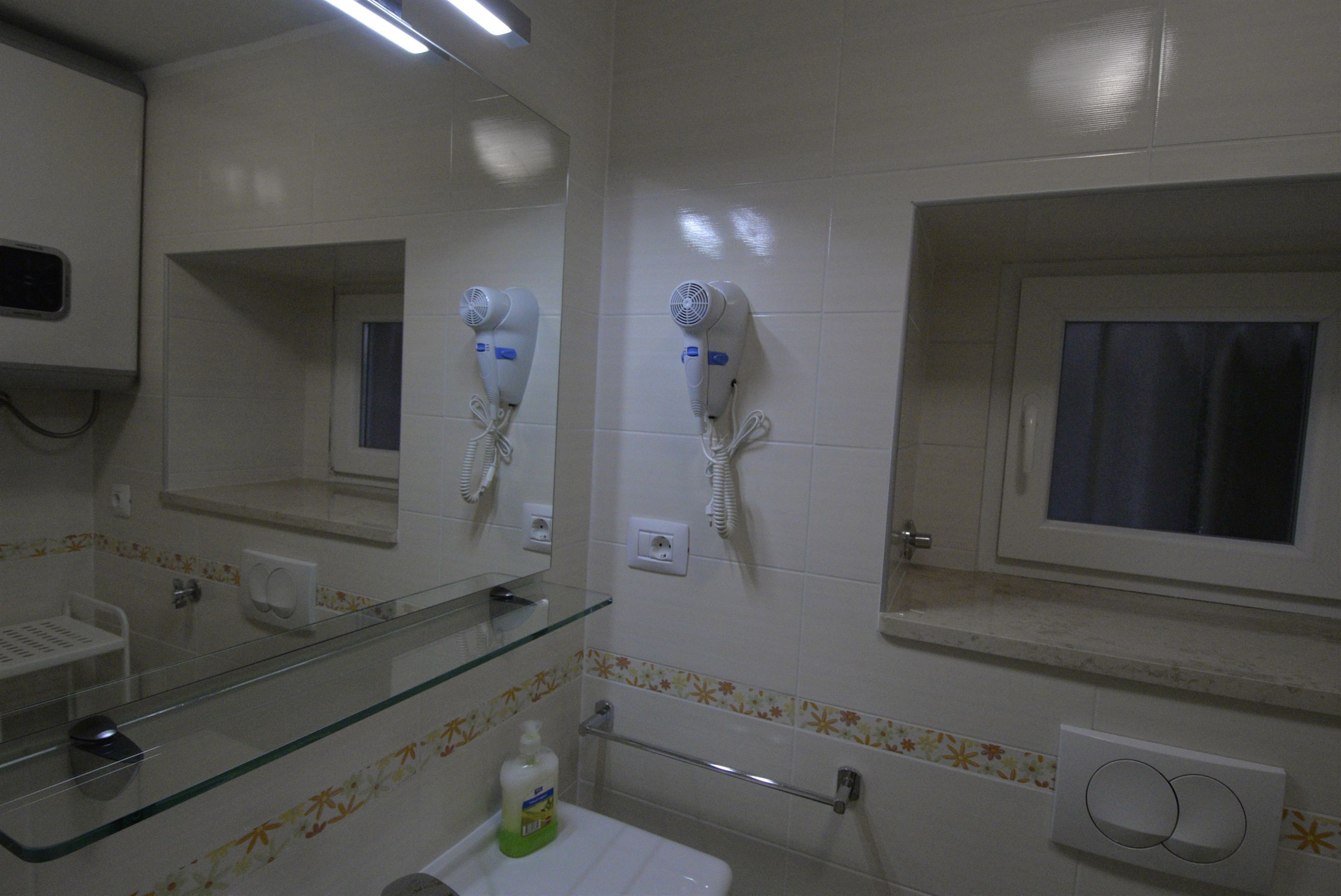 Douche, articles de toilette gratuits, sèche-cheveux, papier toilette