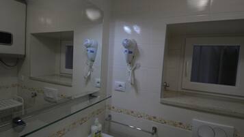 Douche, articles de toilette gratuits, sèche-cheveux, papier toilette