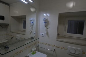 淋浴设施、免费洗浴用品、吹风机