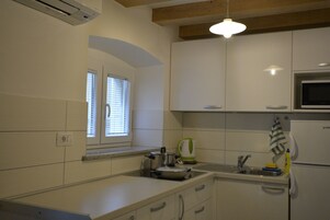 Private kitchen | Fridge, microwave, stovetop, electric kettle