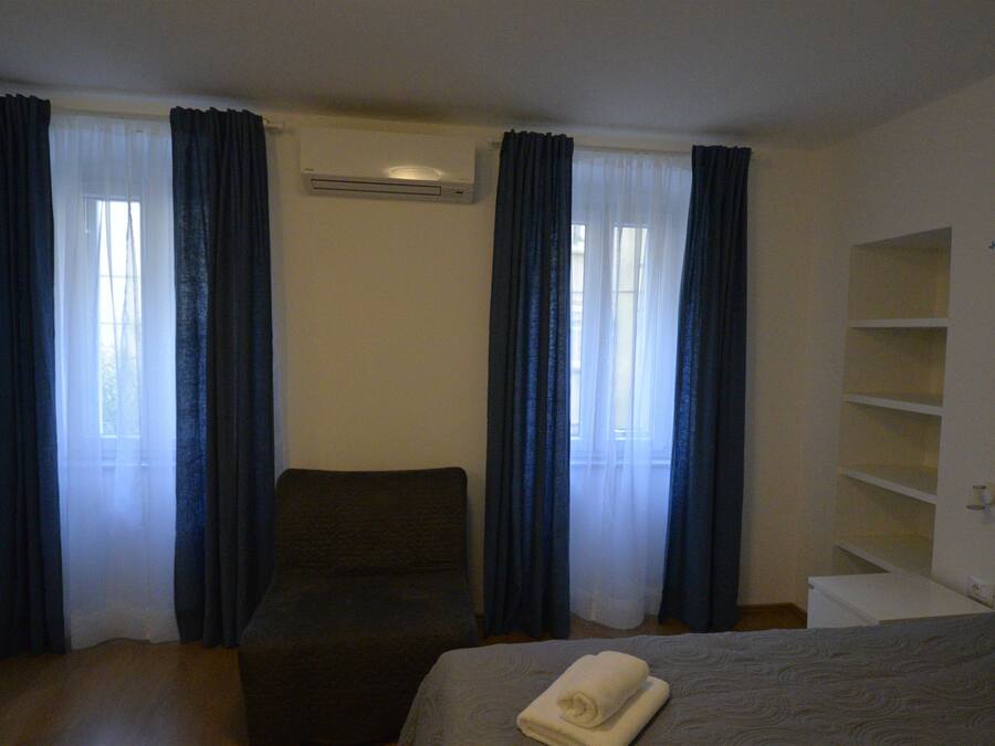 Peti besi dalam bilik, Wi-fi percuma, cadar katil