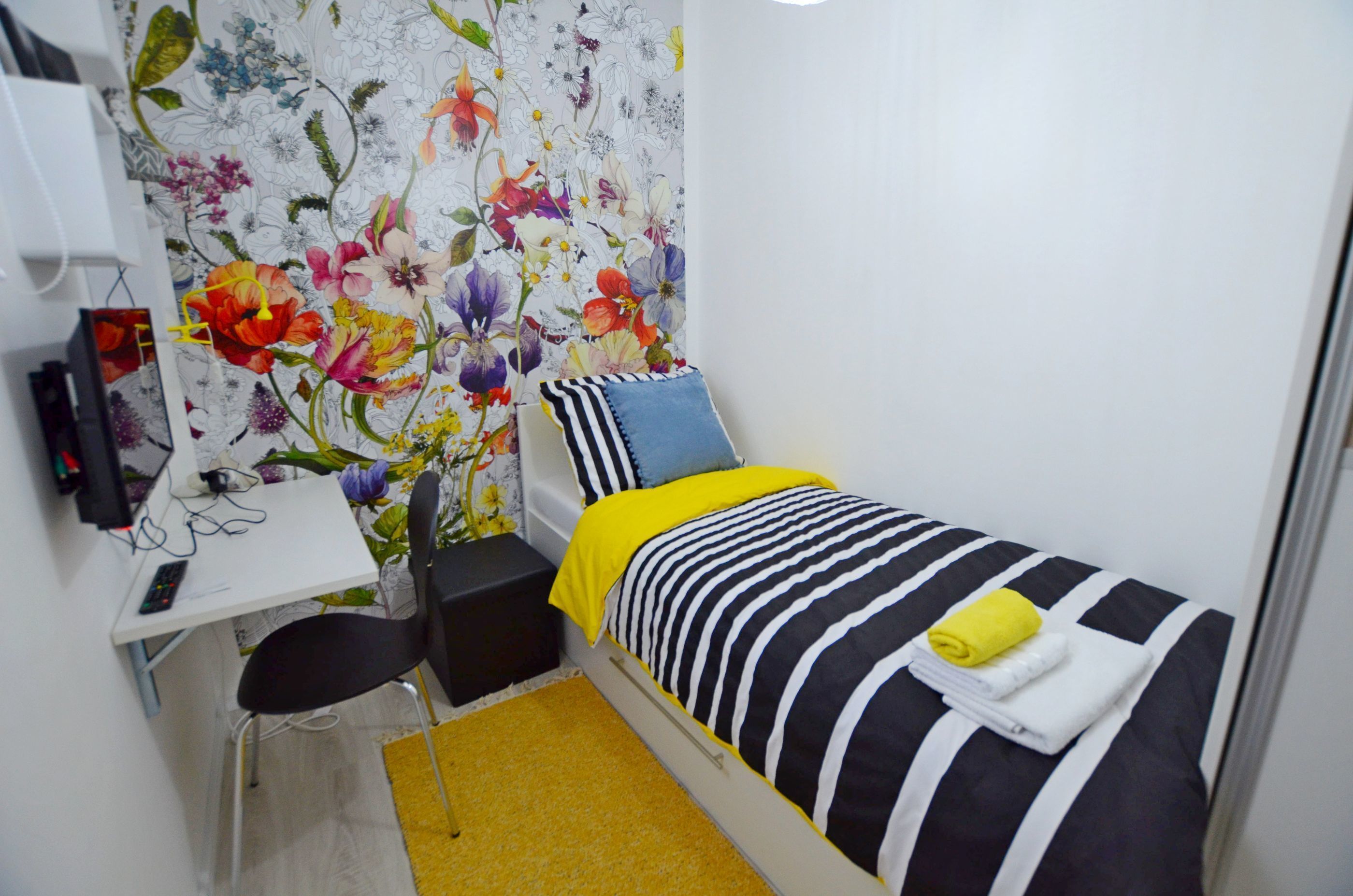 Een kluis op de kamer, een strijkplank/strijkijzer, gratis wifi