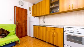 Eigene Küche | Kühlschrank, Ofen, Herdplatte, Wasserkocher