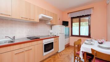 Appartement (A1) | Privékeuken | Een koelkast, een oven, een kookplaat, een espressoapparaat