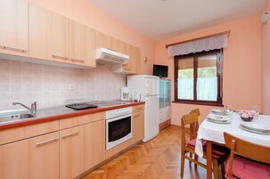 Refrigerador, horno, placa de cocina, cafetera expreso