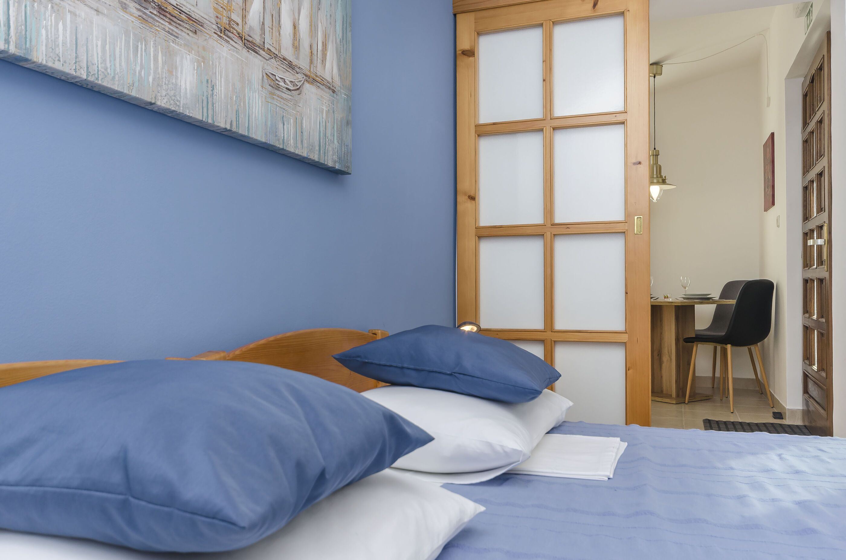 Free WiFi, bed sheets