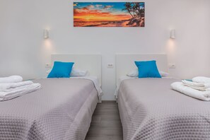 Caja de seguridad en la habitación y tabla de planchar con plancha 