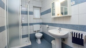 Căn hộ (A1) | Phòng tắm | Buồng tắm vòi sen, giấy vệ sinh 