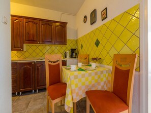 Cocina privada | Refrigerador, parrilla de estufa, lavavajillas y cafetera de espresso 