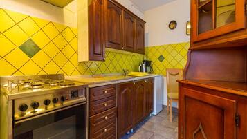 Cozinha privada | Geladeira, cooktop, lava-louças, máquina de café expresso