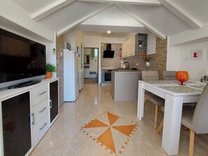 Apartment (A1) | Private kitchen | Fridge, microwave, oven, stovetop - Apartments and Room Boris (Baska)