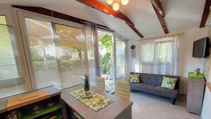 Un espacio habitable compacto con cocina, mesa de comedor y sofá.