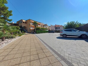 Free self-parking - Apartments and Room Boris (Baska)