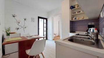 Monolocale (A3) | Cucina privata | Frigorifero, piano cottura, macchina per caffè espresso