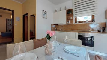 Apartamento (A2) | Cozinha privada | Geladeira, cooktop, máquina de café expresso