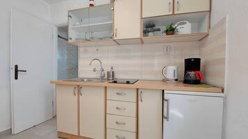 Apartment (A4) | Eigene Küche | Kühlschrank, Herdplatte, Espressomaschine, Kochgeschirr/Geschirr/Besteck