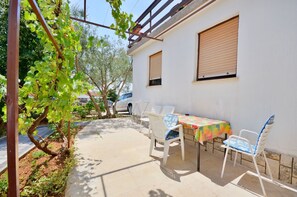 Apartment (A2) | Terrace/patio - Apartments Ivanka (Krk)