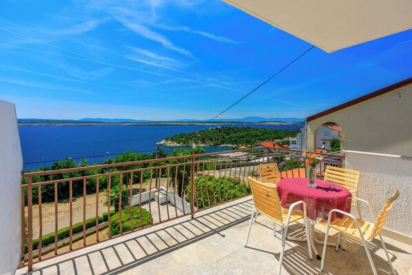 Apartment (A6) | Balkon