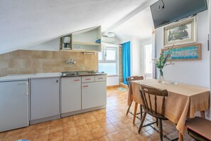 Studio (A8) | Private kitchen | Fridge, stovetop, espresso maker, cookware/dishes/utensils