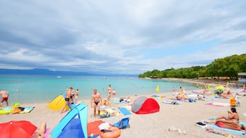 Una spiaggia nelle vicinanze