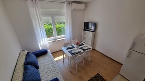 Apartment (A2) | Dining