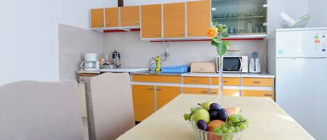 Leilighet (A1) | Eget kjøkken | Kjøleskap, mikrobølgeovn, ovn og kokeplater