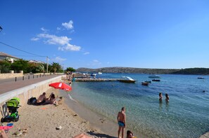 Beach - Apartments Jasmin (Rab)