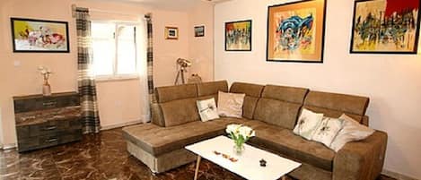 LĂ€genhet (A1) | Vardagsrum | Platt-tv