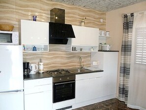 Cocina privada | Refrigerador, microondas, horno y parrilla de estufa 