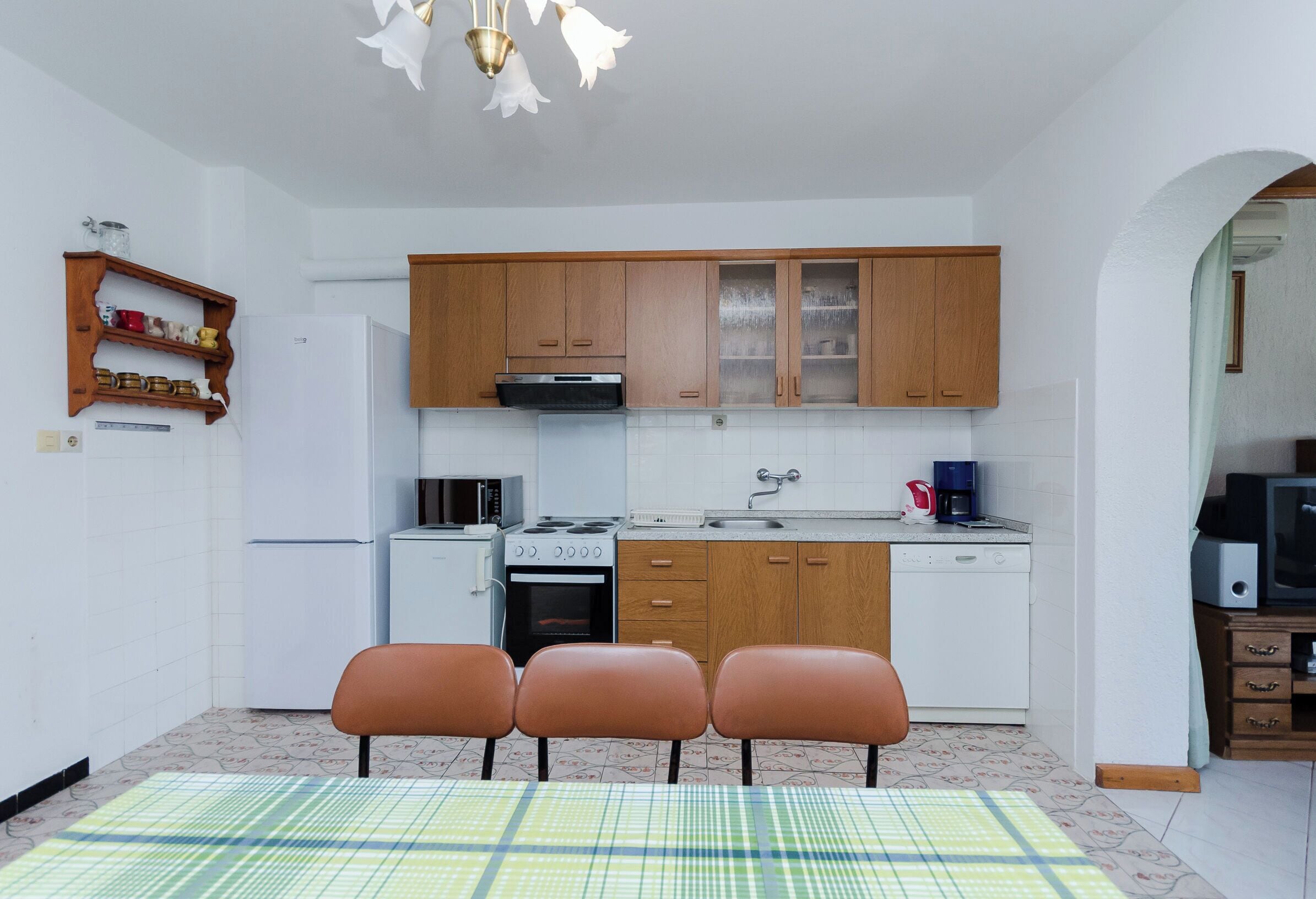Appartement (A1) | Privékeuken | Een koelkast, een oven, een kookplaat, een espressoapparaat