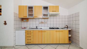 Apartment (A2) | Eigene Küche | Kühlschrank, Herdplatte, Espressomaschine