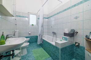 Apartment (A2) | Bathroom | Bathtub - Apartments Krunoslav (Punat)