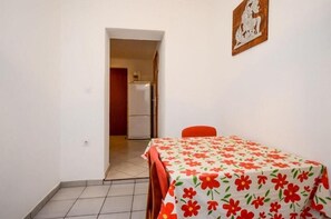 Apartment (A4) | Tempat makan