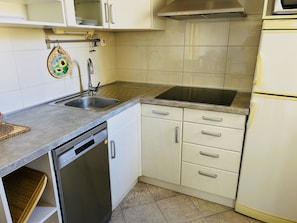 apartman (A1) | Privát konyha | Hűtőszekrény, mikrohullámú sütő, főzőlap és mosogatógép