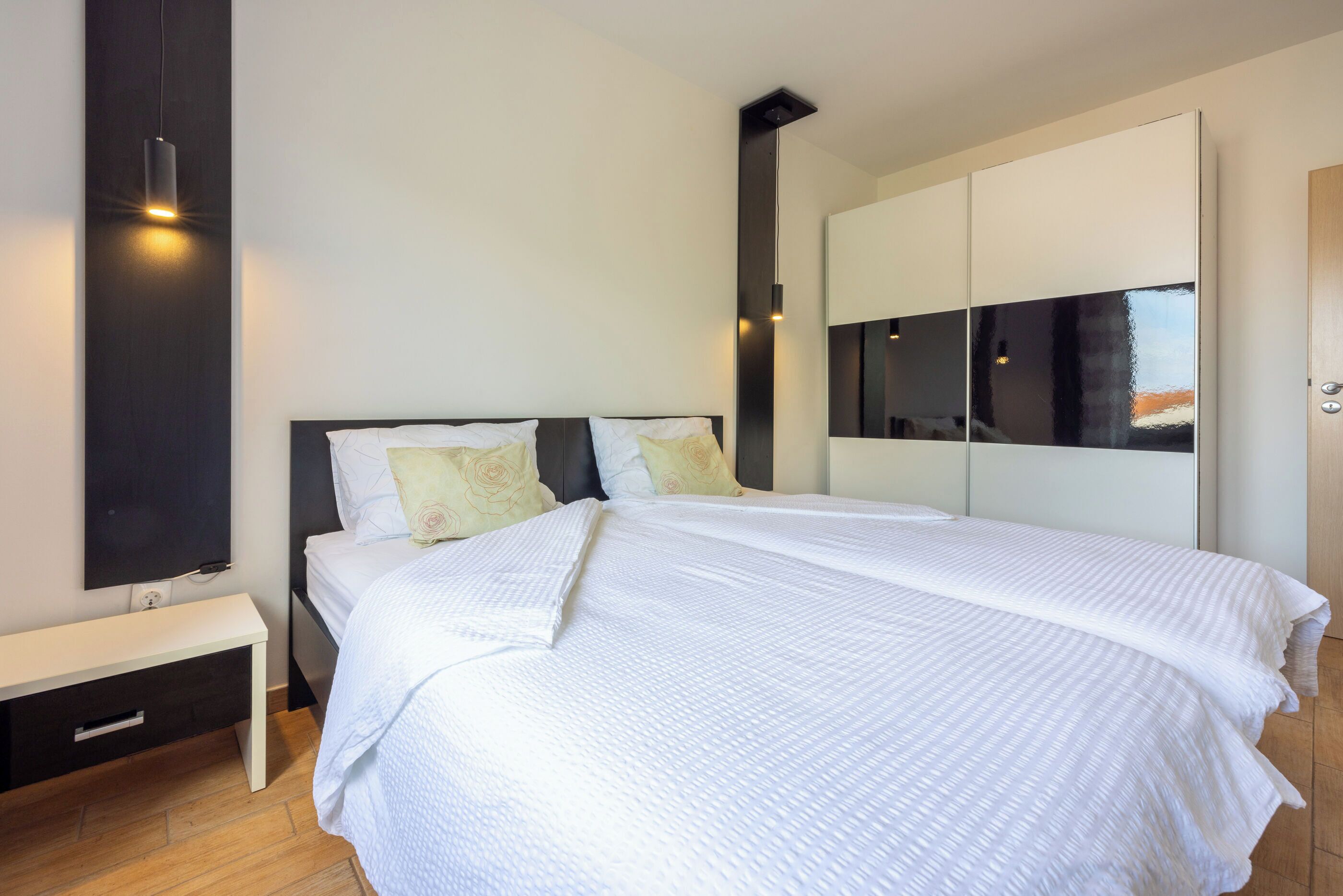 2 عدّة غرف نوم وخزنة داخل الغرفة وواي فاي مجانًا وملاءات أسرّة