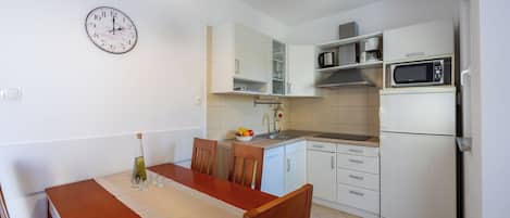Appartement (A2) | Cuisine privée | Réfrigérateur, four à micro-ondes, surface de cuisson, lave-vaisselle