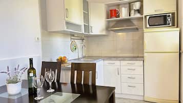 Apartment (A1) | Dapur peribadi | Pembancuh kopi espreso, pembancuh kopi/teh, peti sejuk