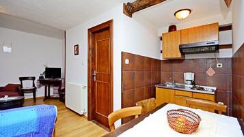 Private kitchen | Fridge, microwave, stovetop, espresso maker