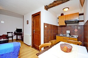 Eigene Küche | Kühlschrank, Mikrowelle, Herdplatte, Espressomaschine