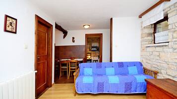 Oppholdsrom | TV og peis