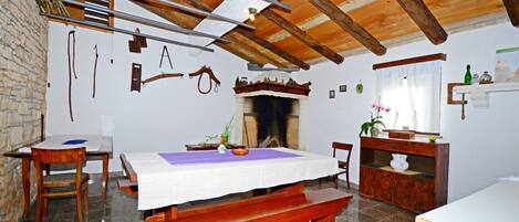 Eget kjøkken | Kjøleskap, mikrobølgeovn, kokeplater og espressomaskin