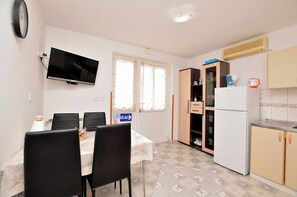 Appartement (A3) | Cuisine privée | Réfrigérateur, un four, surface de cuisson, cafétière à espresso