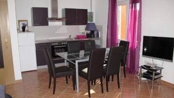 Apartment (A1) | Eigene Küche | Kühlschrank, Ofen, Herdplatte, Espressomaschine