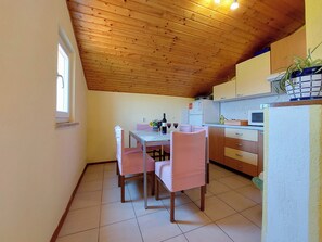 Appartement (A2) | Cuisine privée | Réfrigérateur, surface de cuisson, cafétière à espresso