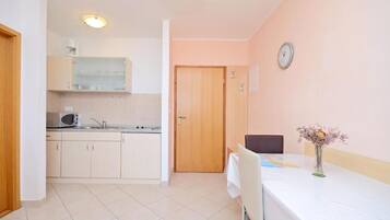 Apartment (A2) | Eigene Küche | Kühlschrank, Mikrowelle, Herdplatte, Espressomaschine