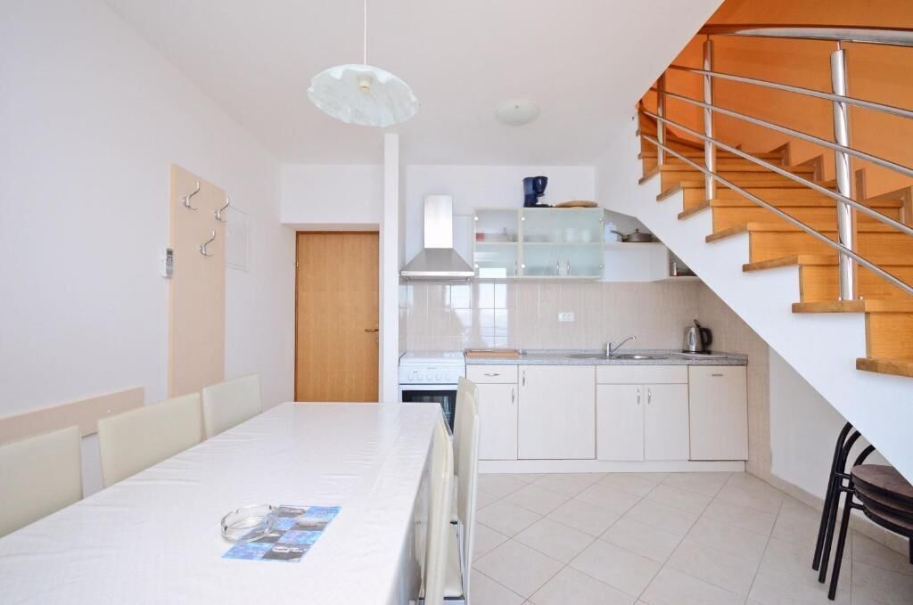 Huoneisto (A4) | Yksityinen keittiö | Jääkaappi, mikroaaltouuni, liesi, espressokone