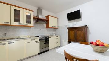 Private kitchen | Fridge, oven, stovetop, espresso maker